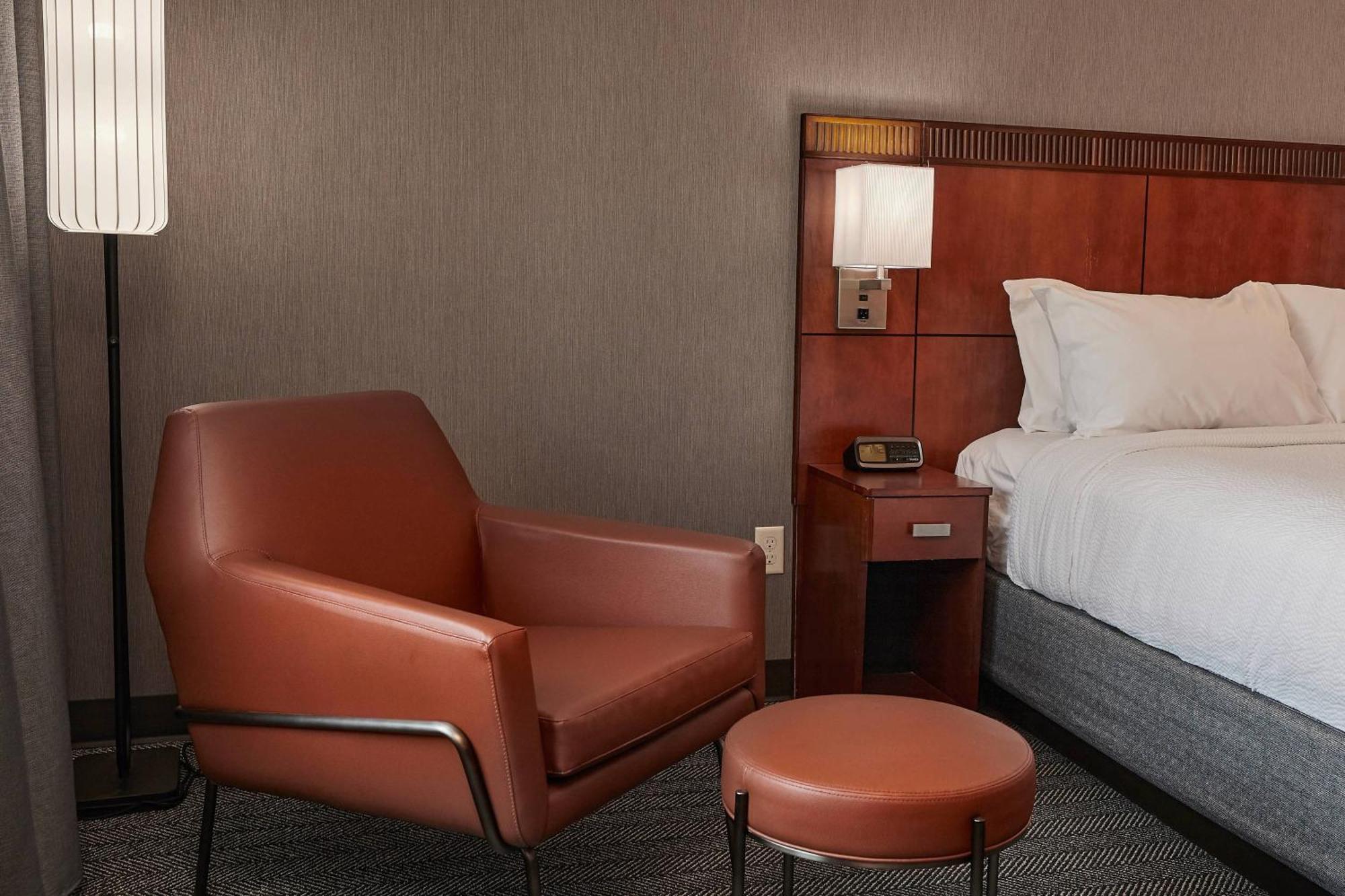 Отель Courtyard Medford Airport Экстерьер фото
