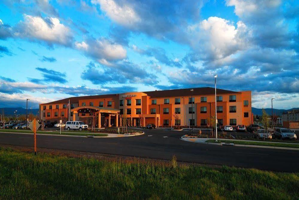 Отель Courtyard Medford Airport Экстерьер фото